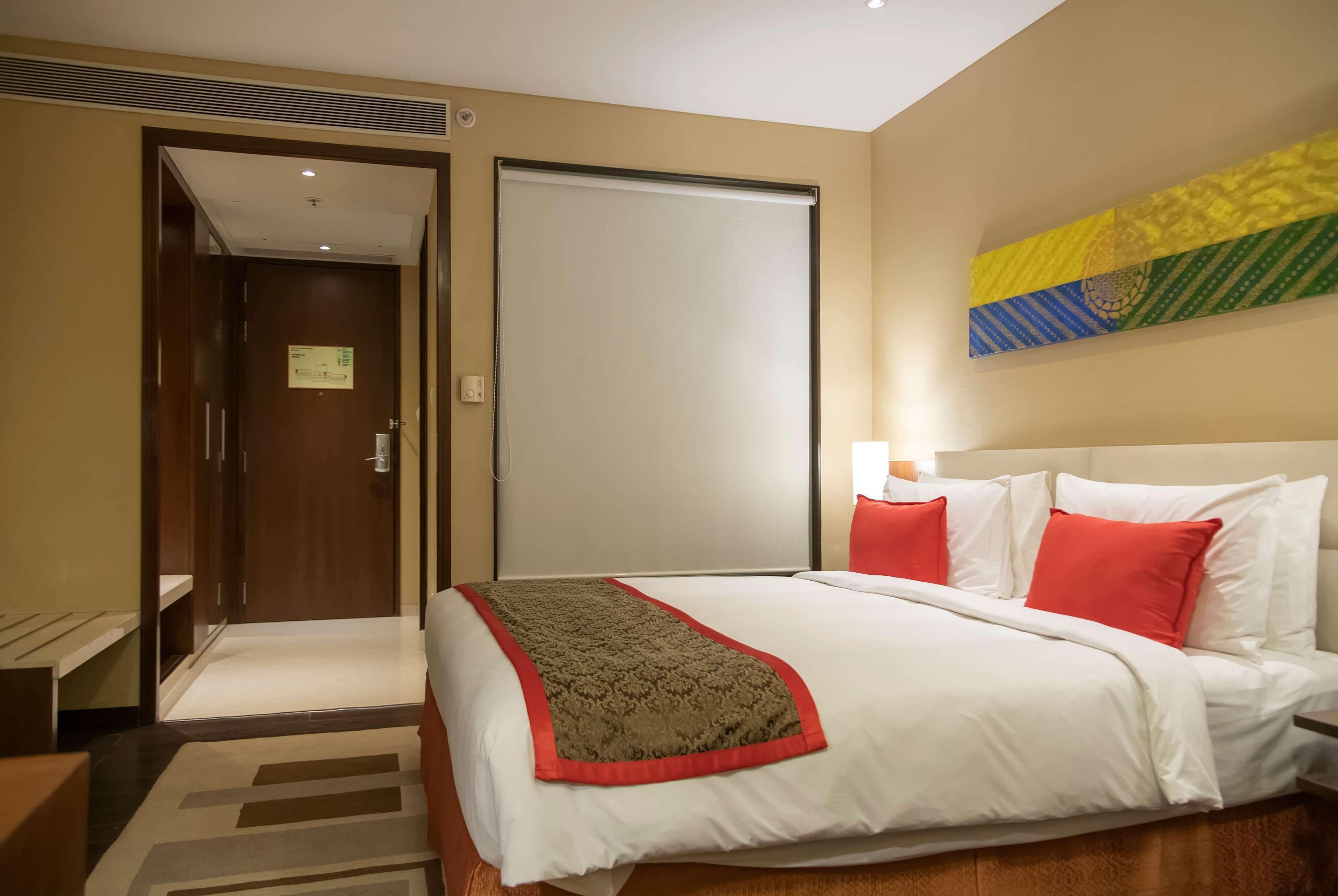 Ramada Plaza by Wyndham Pune Hinjewadi Dapuri Bagian luar foto