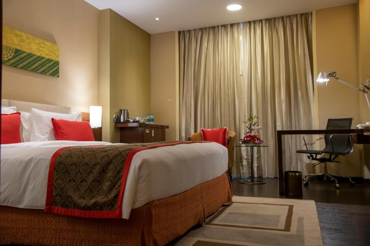 Ramada Plaza by Wyndham Pune Hinjewadi Dapuri Bagian luar foto